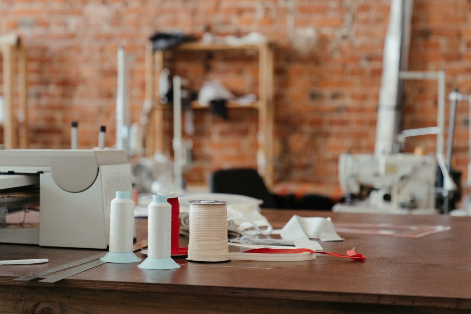 How to tighten jeans - roll of elastic on a table