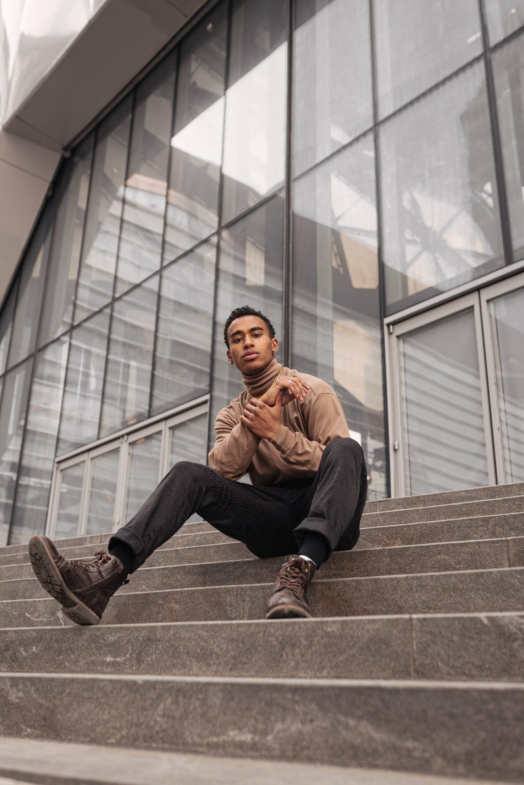 Man wearing slim fit jeans and brown sweater