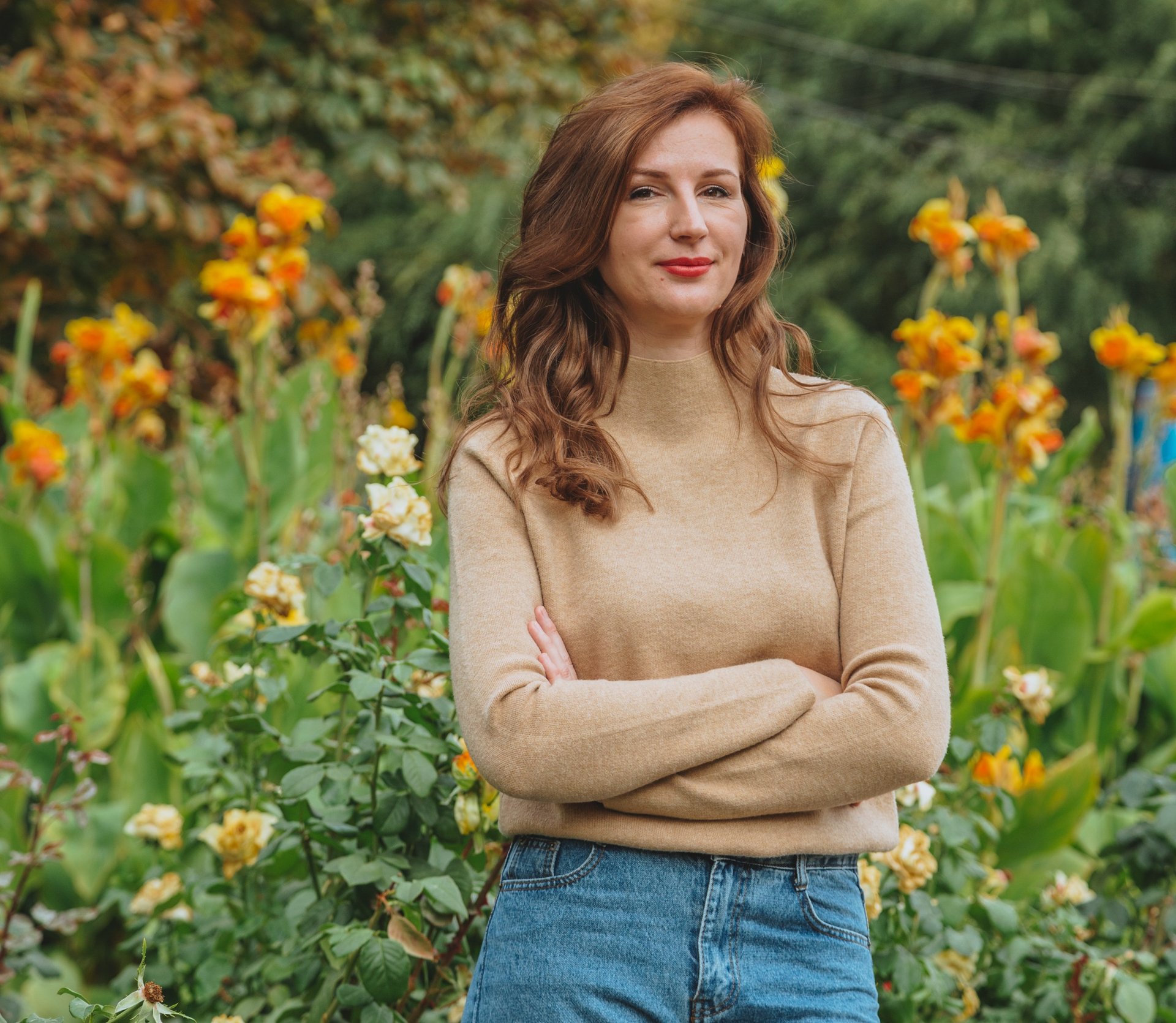 Woman wearing fitted sweater with jeans