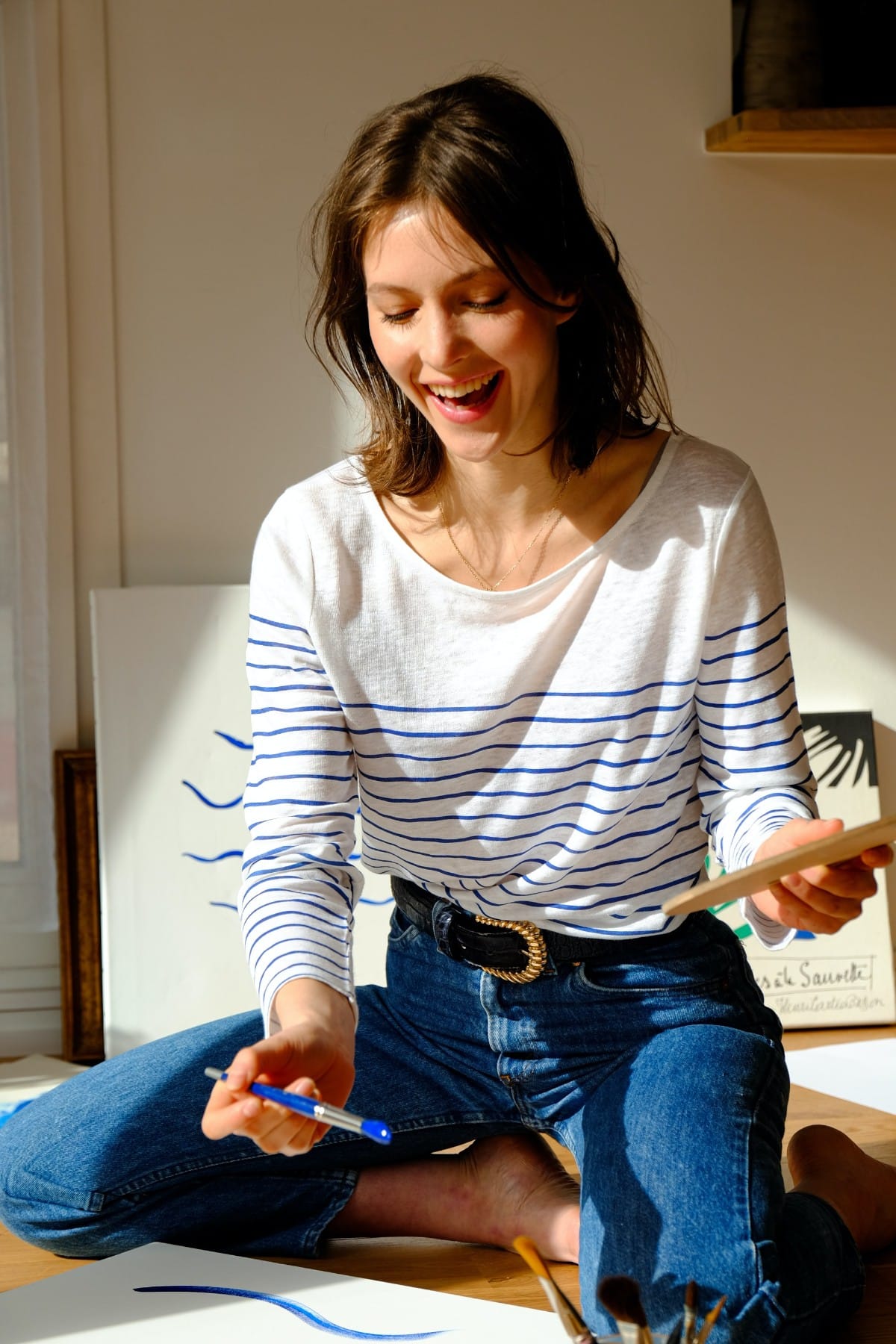 Woman wearing boyfriend jeans