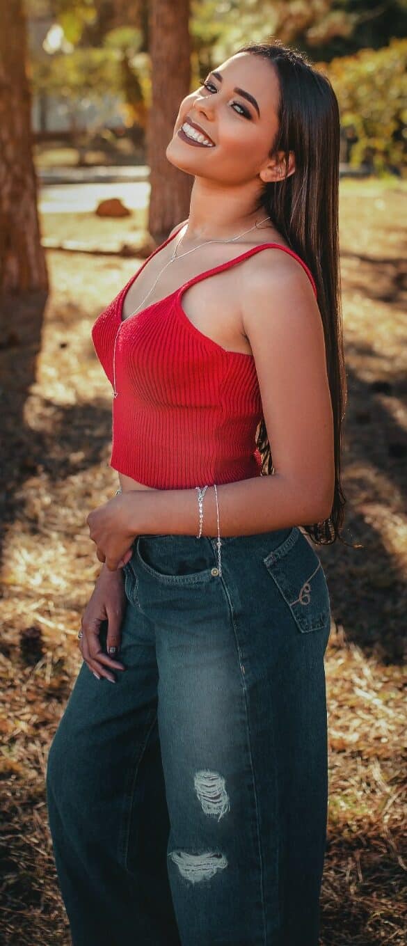 Woman wearing dad jeans with red top