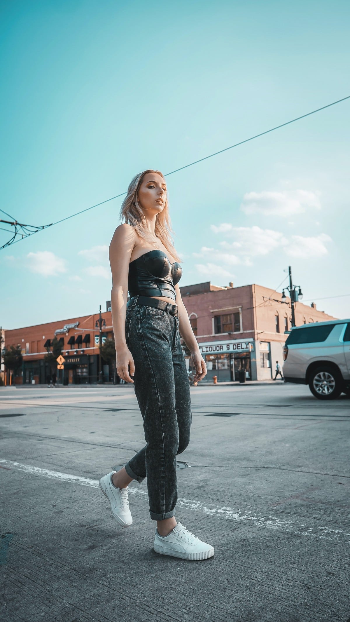 Woman wearing boyfriend jeans