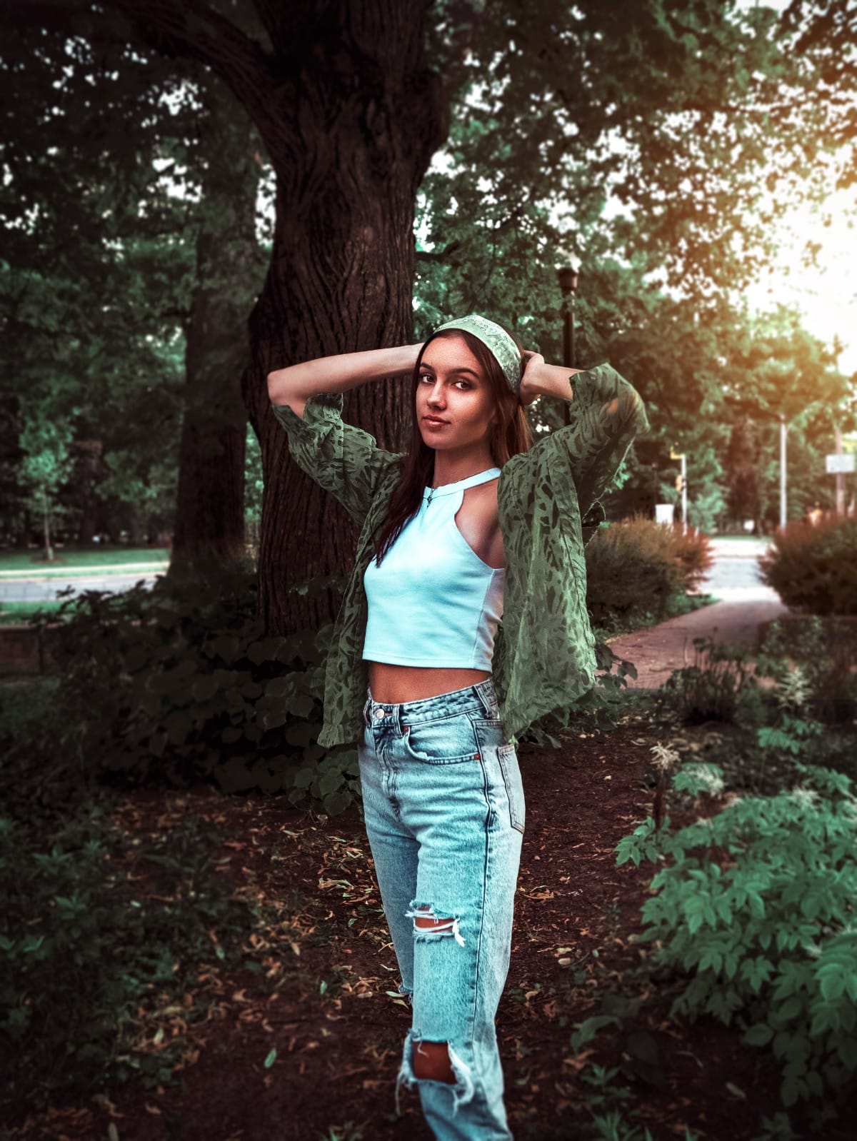 Woman wearing boyfriend jeans