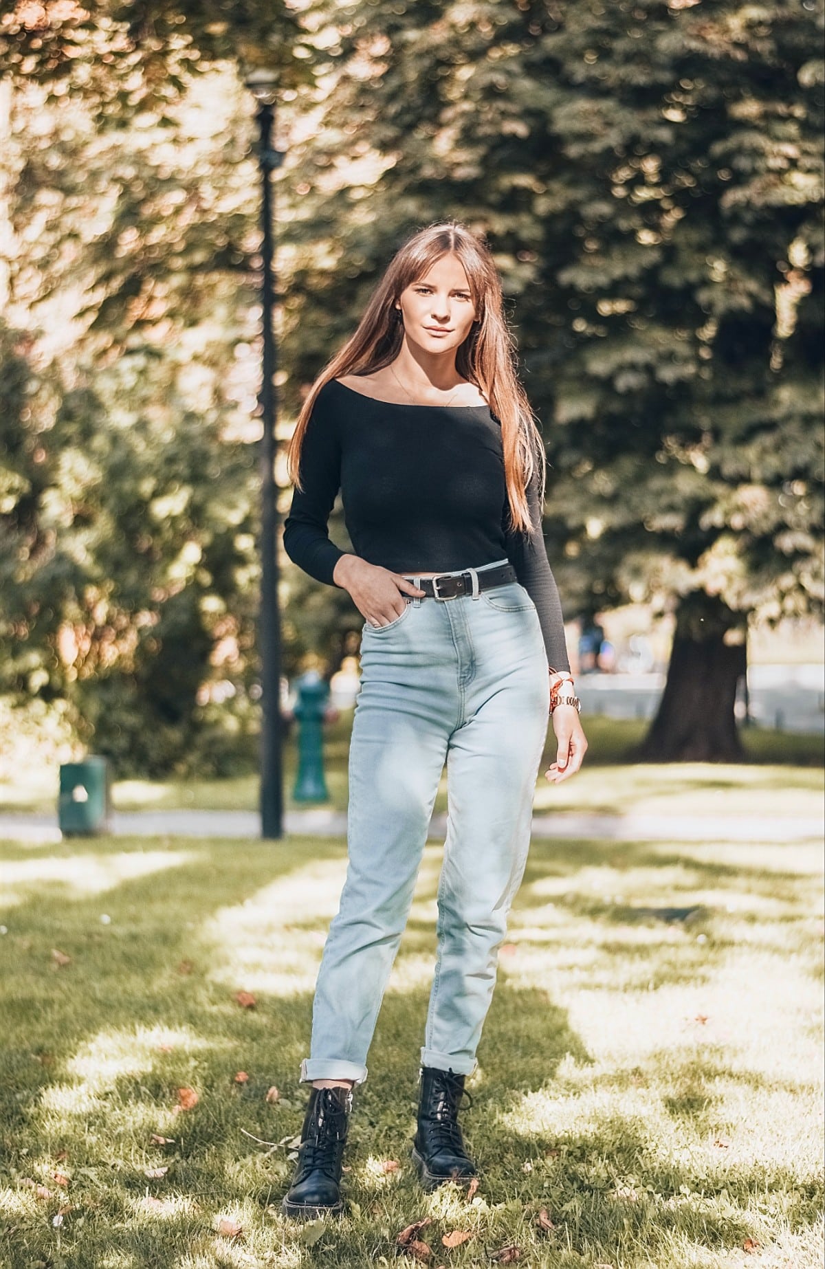 Woman wearing mom jeans