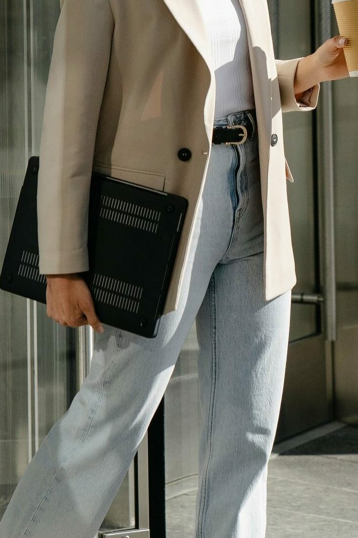 Woman wearing larger jeans with blazer and shirt